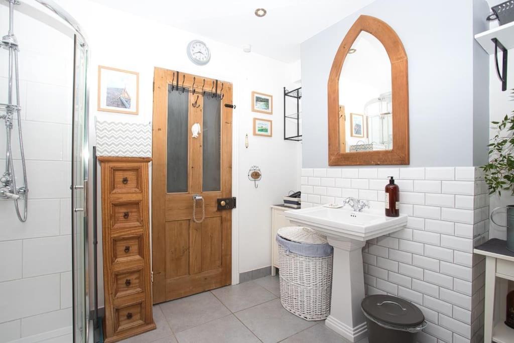 Restful And Cosy 4 Bed Home Minutes From The Beach Sandgate Exteriör bild