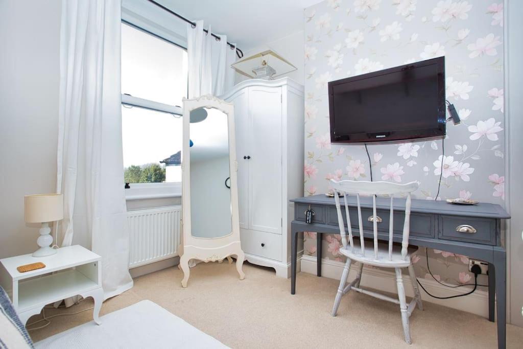Restful And Cosy 4 Bed Home Minutes From The Beach Sandgate Exteriör bild
